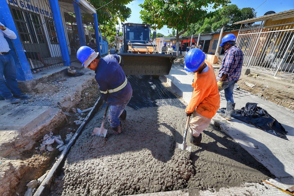 Avanza pavimentación de calle Colombia en el barrio Olaya Herrera