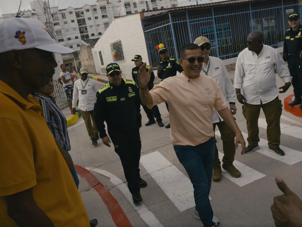 El alcalde de Cartagena, Dumek Turbay Paz, estuvo junto con su equipo de gobierno inaugurando la nueva vía que conecta la vía Perimetral con la avenida Pedro Romero. // Foto: Cortesía - Alcaldía de Cartagena.