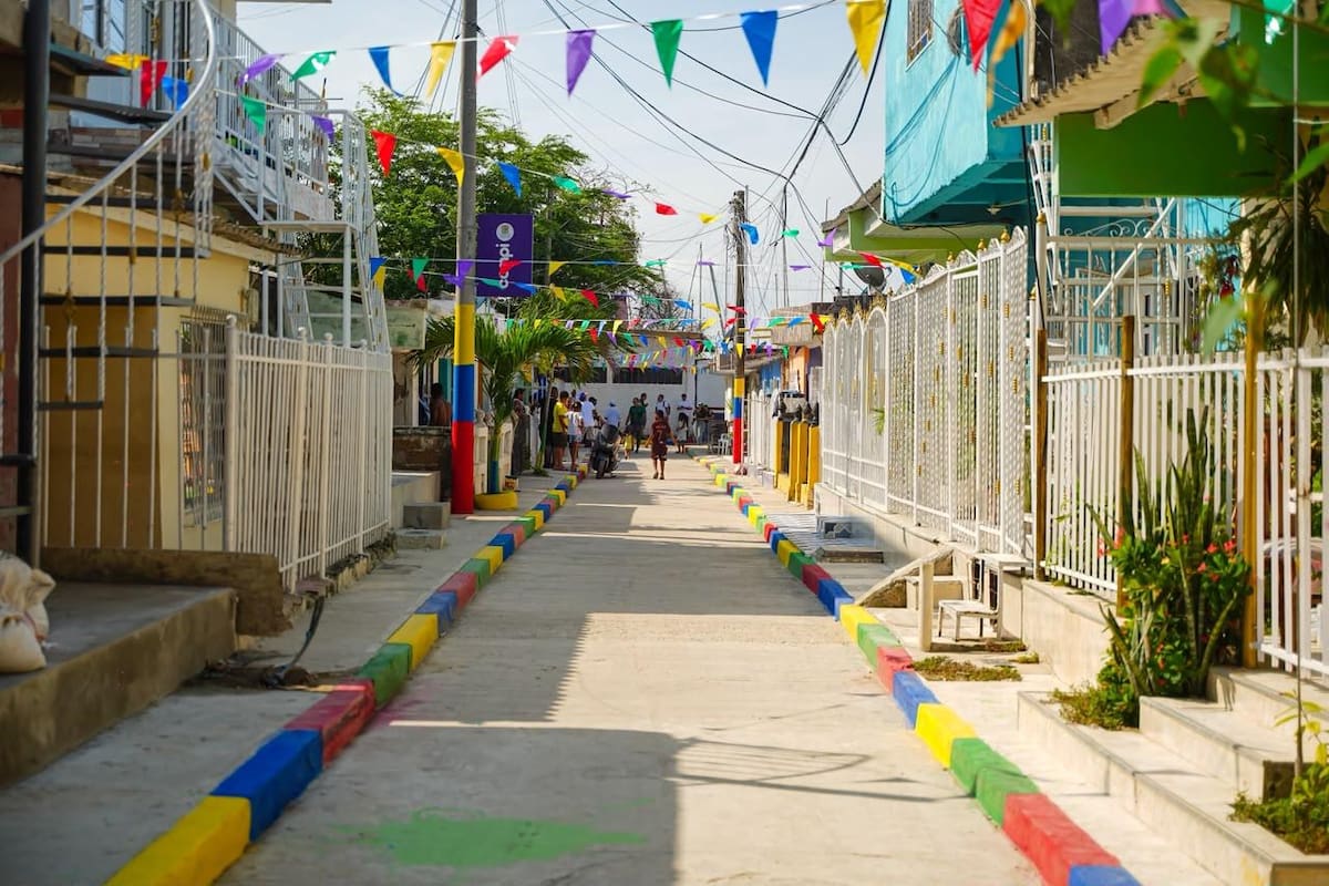 Gobernación de Bolívar entrega nueva calle pavimentada en Gustavo Lemaitre