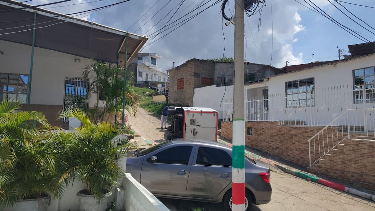 El vehículo se volcó en la subida de la calle el pasado lunes 10 de febrero. // Foto: cortesía