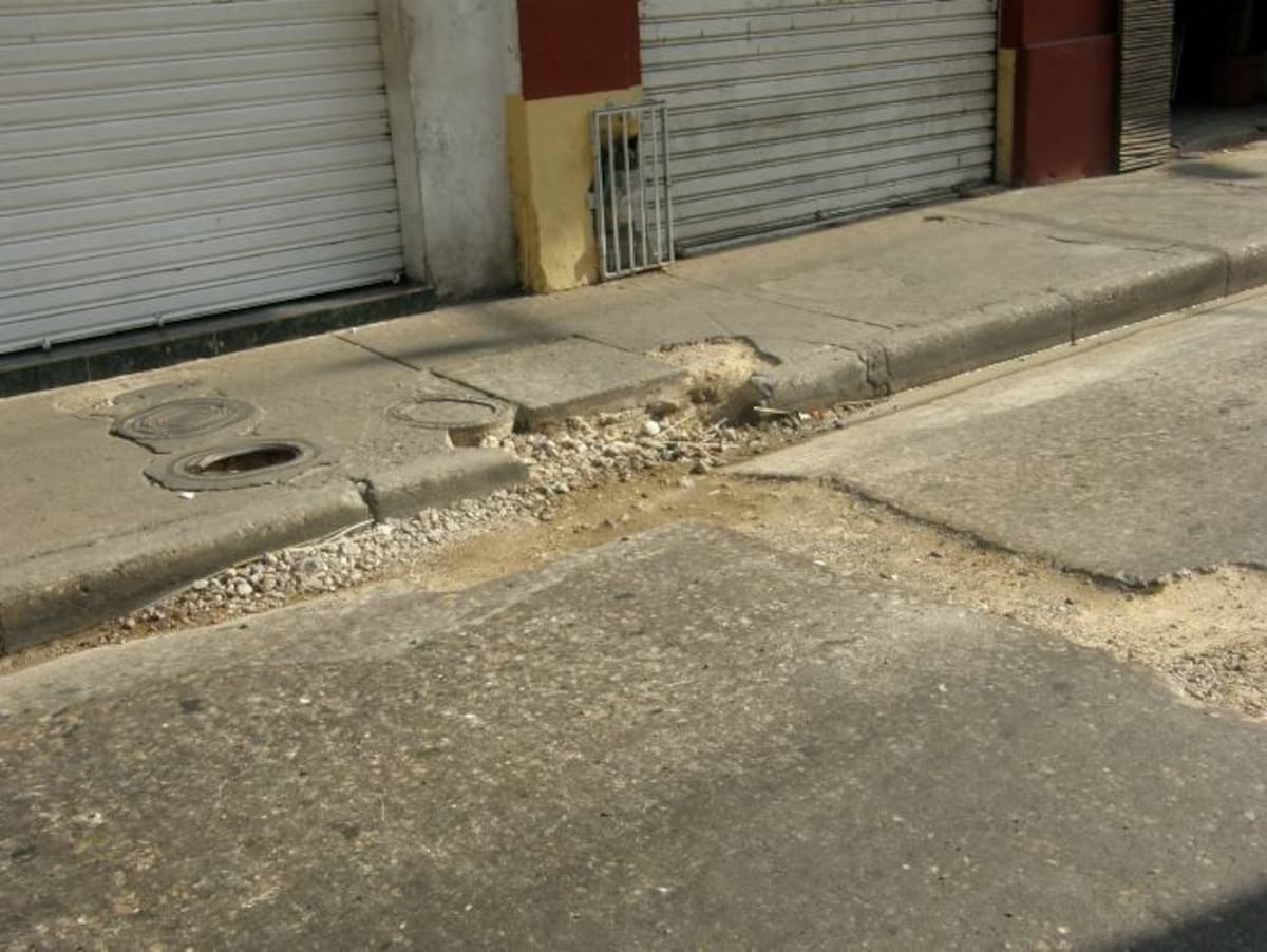 Esa clase de trabajos viene a empeorar el estado de muchas calles del Centro Histórico, muchas de las cuales son colchas de remiendos. ELUNIVERSAL.COM.CO