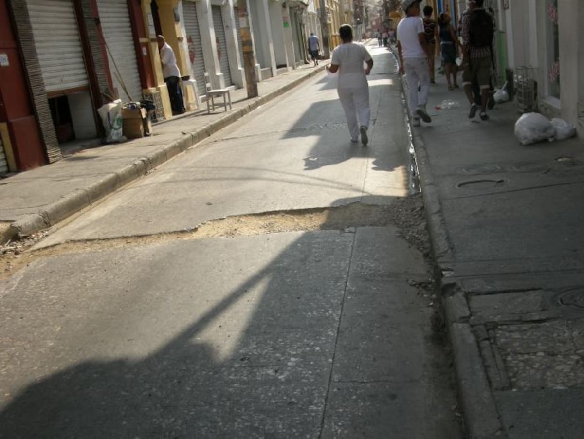 Alguien debe responder por el arreglo de la Calle de la Cruz. ¿Qué dice al respeto la Secretaría de Infraestructura? ELUNIVERSAL.COM.CO