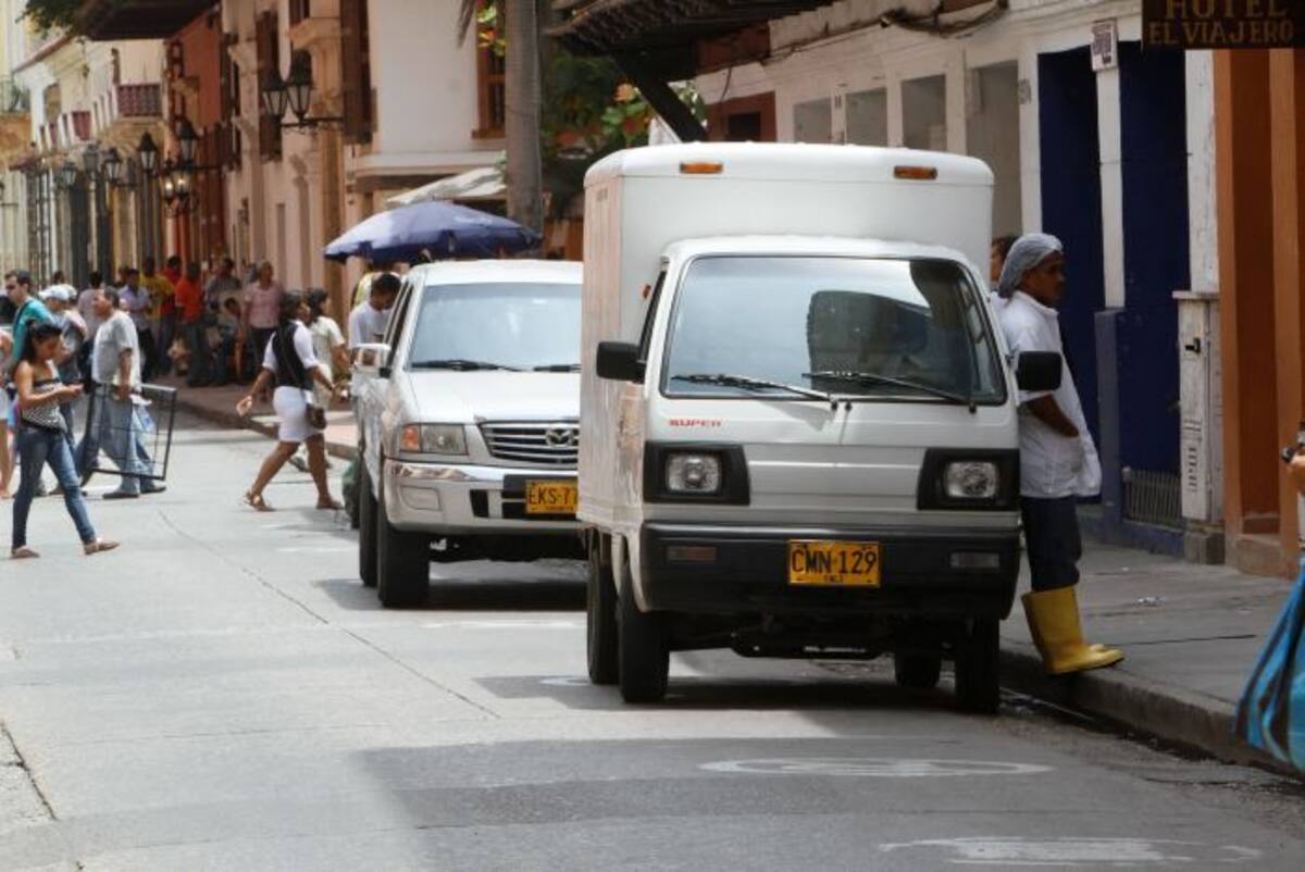 En la Calle del Porvenir persiste el parqueo. JULIO CASTAÑO - EL UNIVERSAL