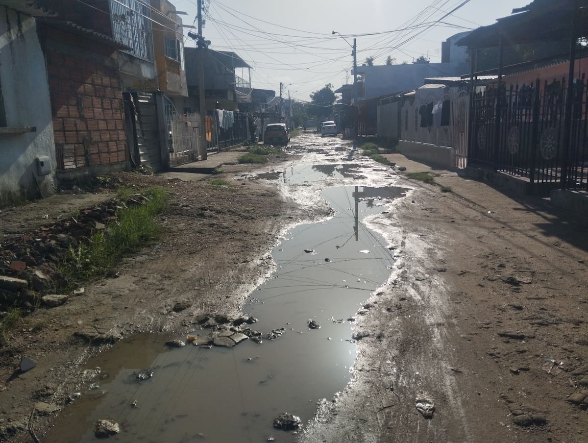 Calle sin pavimentar en El Pozón. // Foto: Óscar Díaz - El Universal