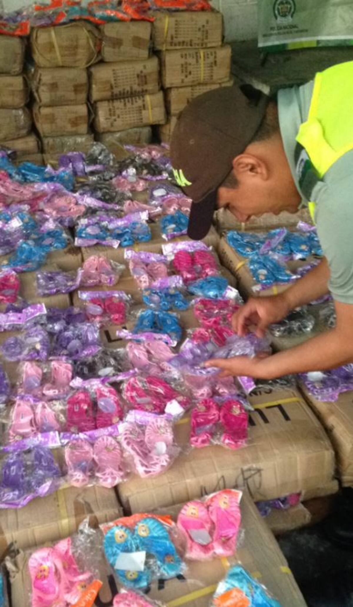 El último gran golpe fue la aprehensión de más de unos 10 mil pares de sandalias que eran transportadas en un camión. JORGE PUERTA - EL UNIVERSAL