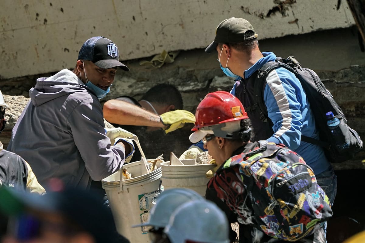 Rescate en edificio en Cali, luego del terremoto. // Foto: Jorge Orozco/El País/Colprensa