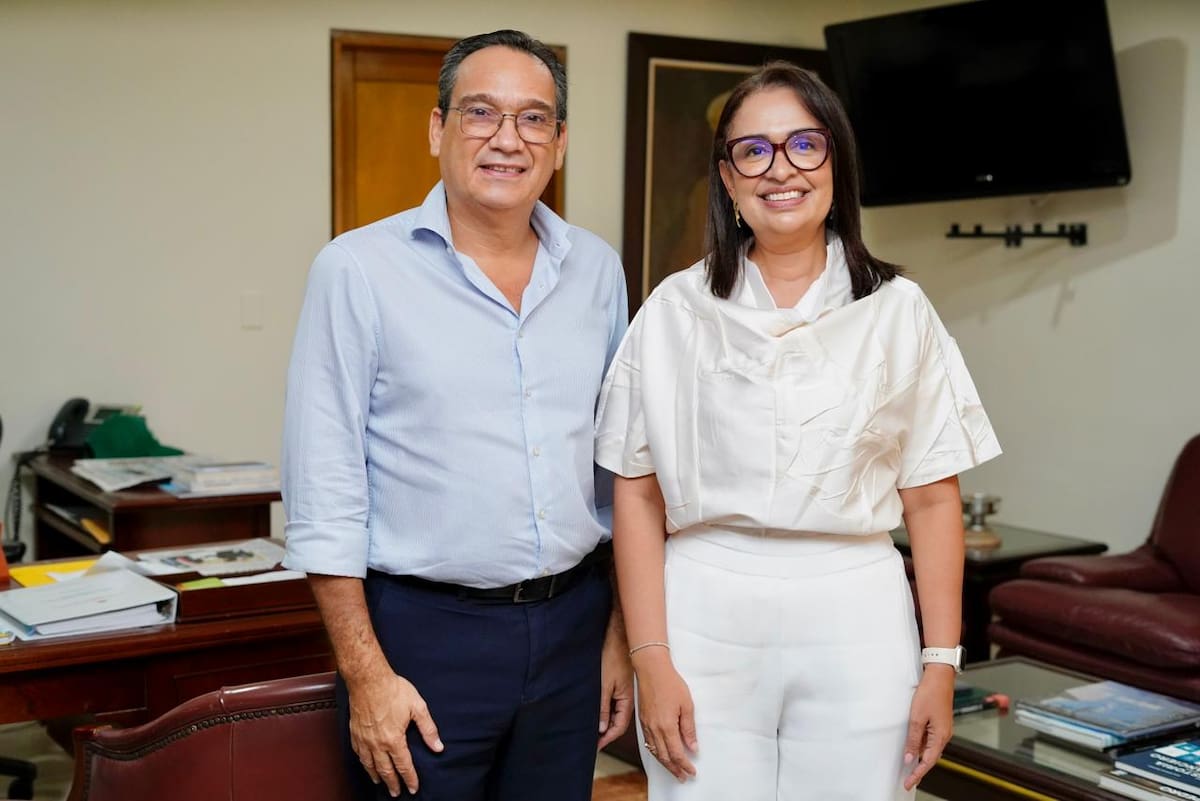 Nicolás Pareja, director de El Universal, y Andrea Piña, presidenta ejecutiva de la Cámara de Comercio de Cartagena, durante la presentación de la alianza ‘Tejiendo Progreso en Bolívar’.