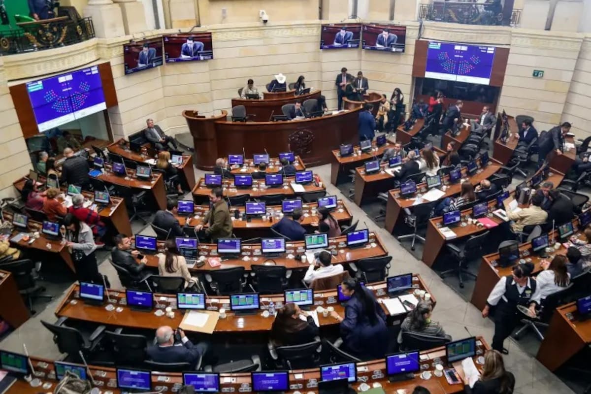 Reforma laboral pasa tercer debate en Senado y sigue su curso