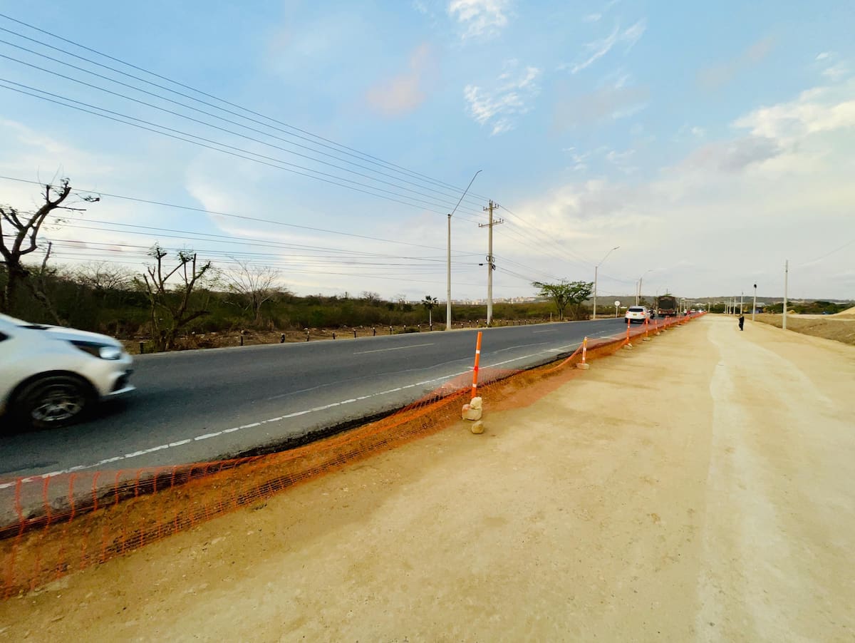 La segunda calzada del Corredor Internacional, una vía completamente nueva, cuenta con una inversión de 100.000 millones de pesos y registra un avance del 30 % que supera el cronograma oficial. //Cortesía Gobernación del Atlántico.