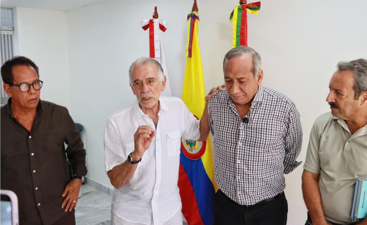 El gobernador del Atlántico, Eduardo Verano, y gerente de la empresa Triple A, Ramón Hemer, durante el acuerdo del cambio la tubería de hierro por PVC en el Corredor Internacional que une Circunvalar de Barranquilla y la Circunvalar de la Prosperidad.//Cortesía Gobernación del Atlántico.