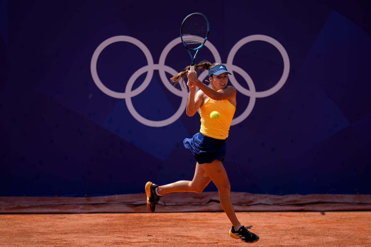 Camila Osorio de Colombia devuelve el balón contra Danielle Collins de Estados Unidos durante la competencia de tenis individual femenino en el estadio Roland Garros. //AP