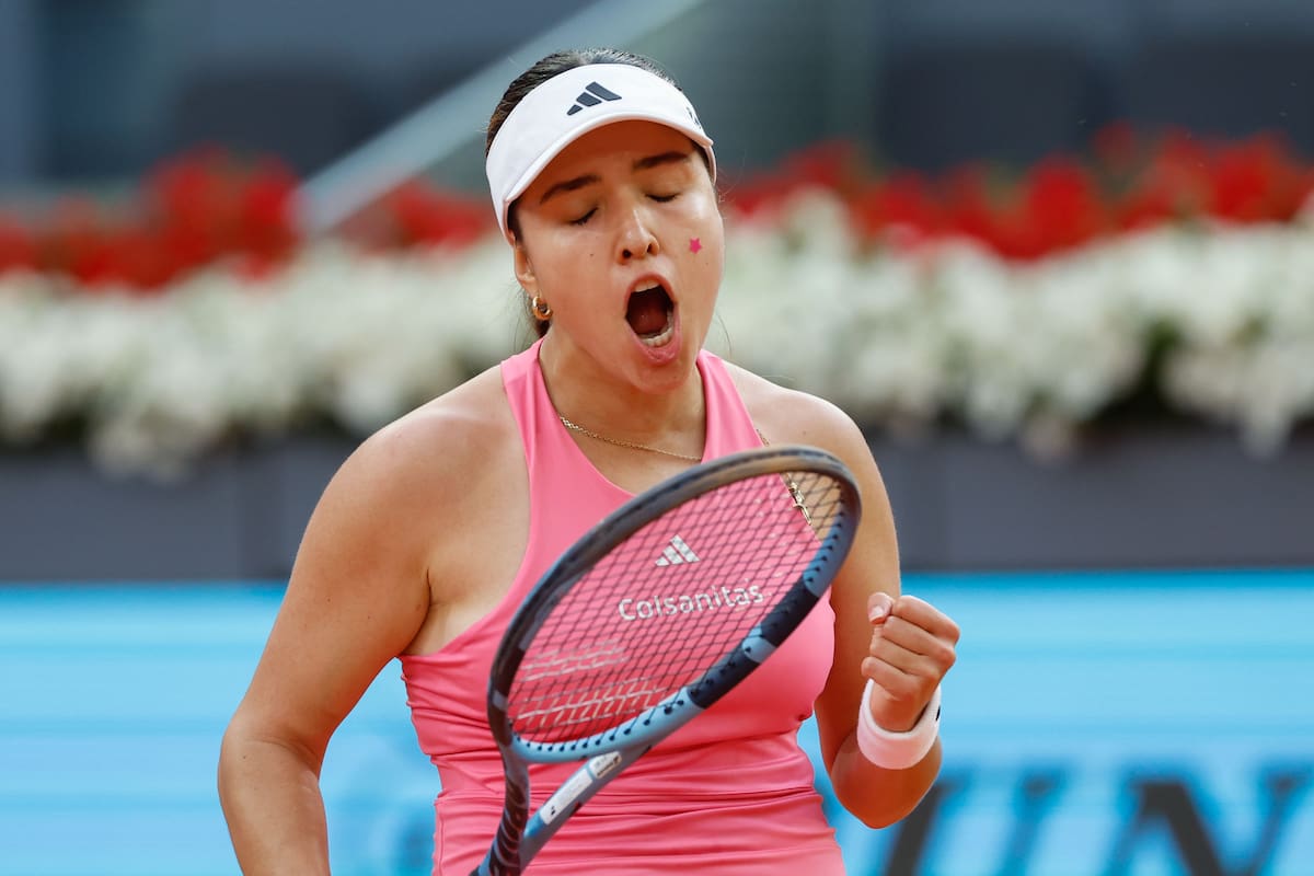 La tenista colombiana Camila Osorio en acción ante la colombiana Emiliana Arango durante el partido de la ronda 128 de 23ª edición del Mutua Madrid Open. //EFE