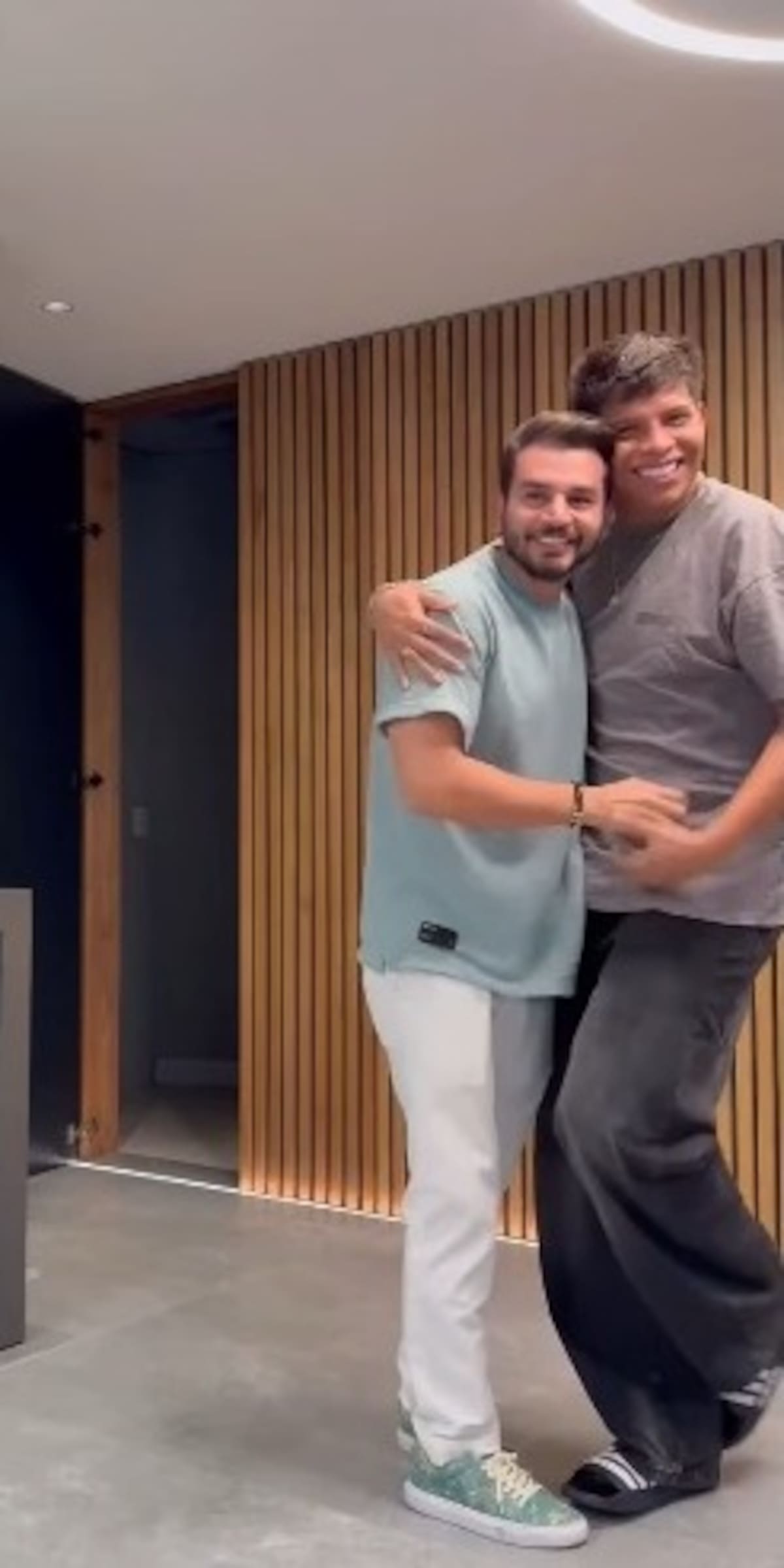 Emiro Navarro continúa su cortejo hacía Camilo Trujillo en 'La casa de los famosos Colombia 2025', pese a que el actor le aclaró sus verdaderos sentimientos. // captura tomada de IG @camilotrujillop
