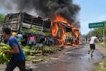 Video: camión cargado de bananos se incendió y explotó mientras era saqueado