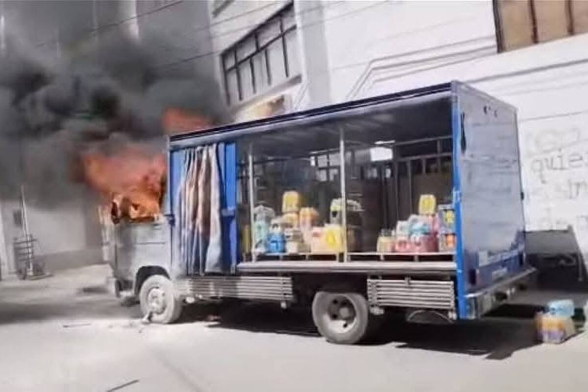 Dos hombres en moto quemaron camión de gaseosas en vía pública