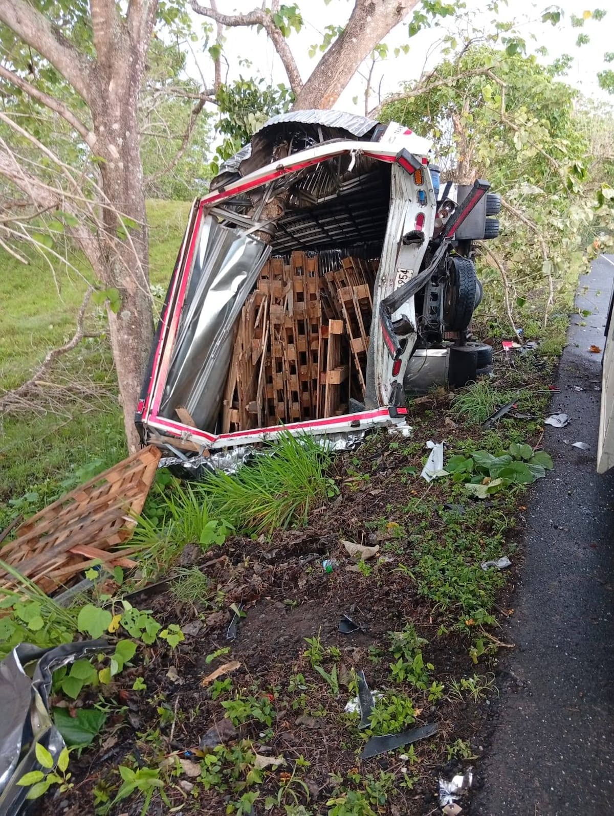 Camión que sufrió accidente con bus de Expreso Brasilia en la vía Troncal de Occidente. // Foto: tomada de la página de Facebook Noticias en Linea