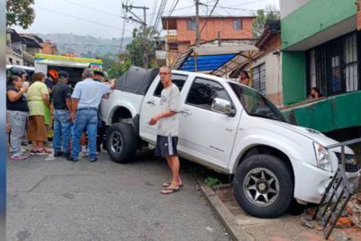 Camioneta perdió el control y arrolló a 2 mujeres en la vía