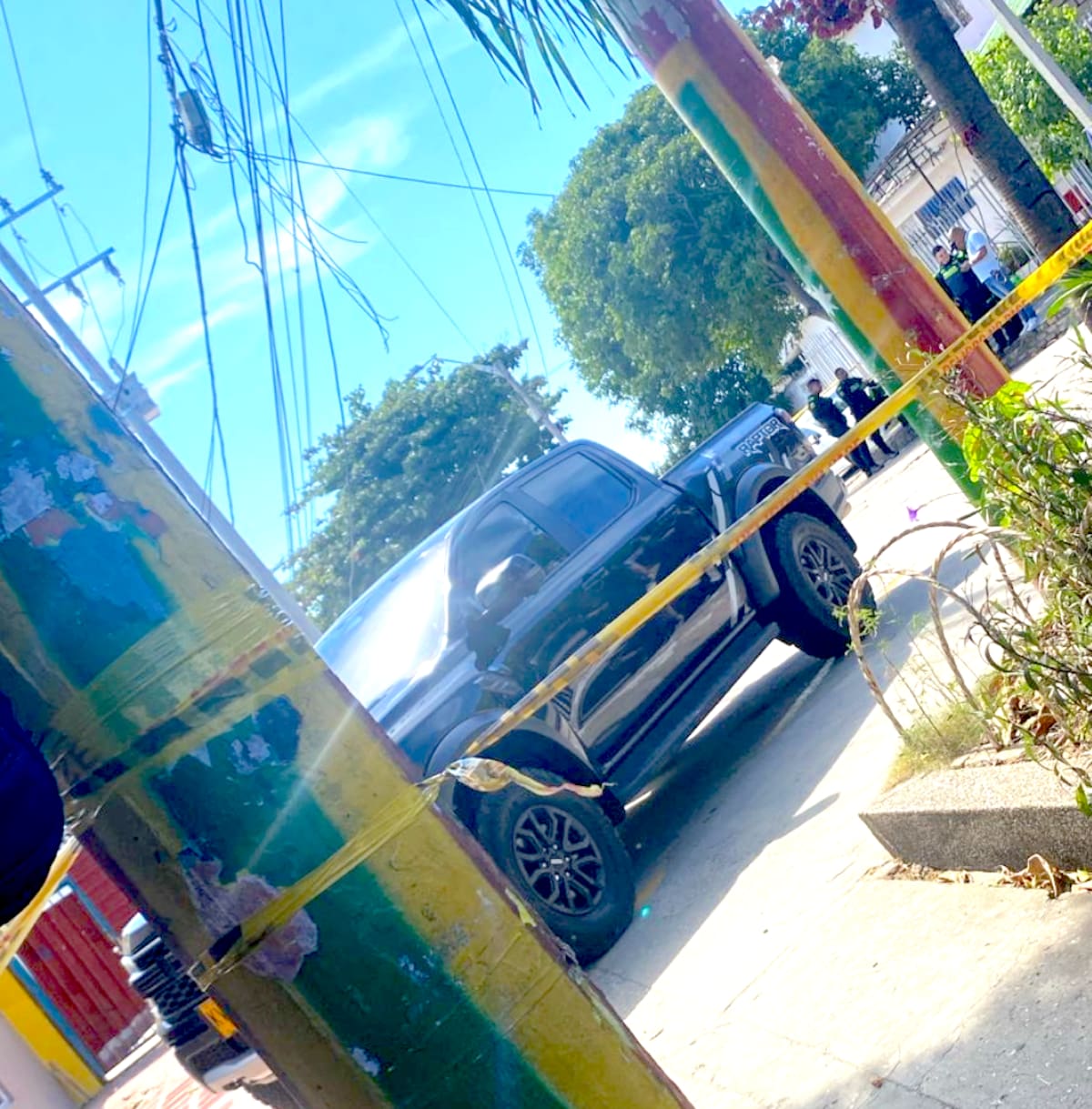 Esta es la camioneta de color negro Ford Raptor, de placa KB-127, con matrícula de Montería, en la que fue asesinado Édgar Fabián Cáceres Arias. //Cortesía.