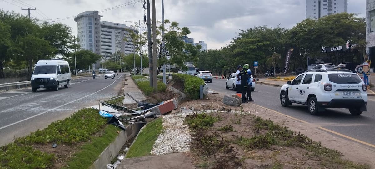 Camioneta se estrella contra estructura publicitaria en la entrada de Crespo.