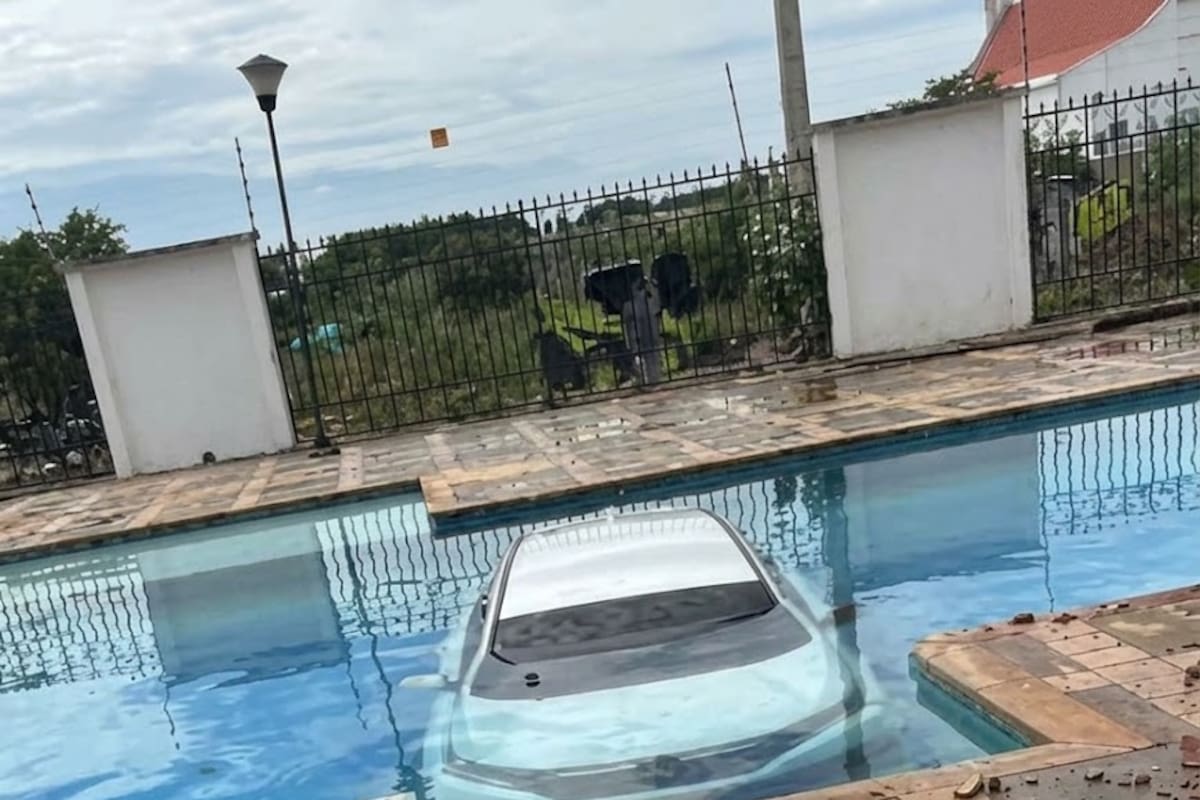 Video: así cayó una camioneta dentro de la piscina de un conjunto residencial