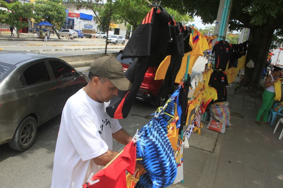 Camisetas de la Selección Colombia en Cartagena. // Foto: Julio Castaño - El Universal