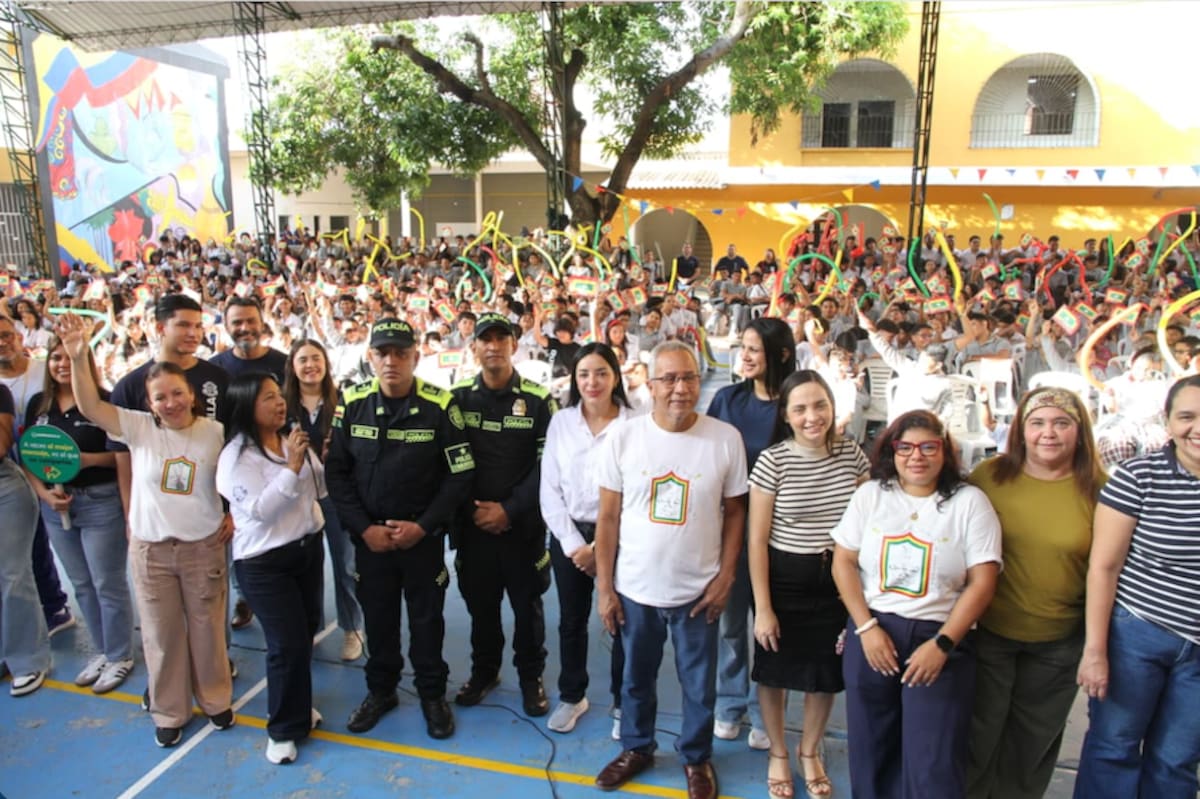 n las instalaciones de la IED Normal Superior La Hacienda, lanzó la campaña 'Corta la Red' con. la que se invitó a estudiantes, docentes, directivos y familias a detener la desinformación y promover la sana convivencia escolar.//Cortesía Alcaldía de Barranquilla.