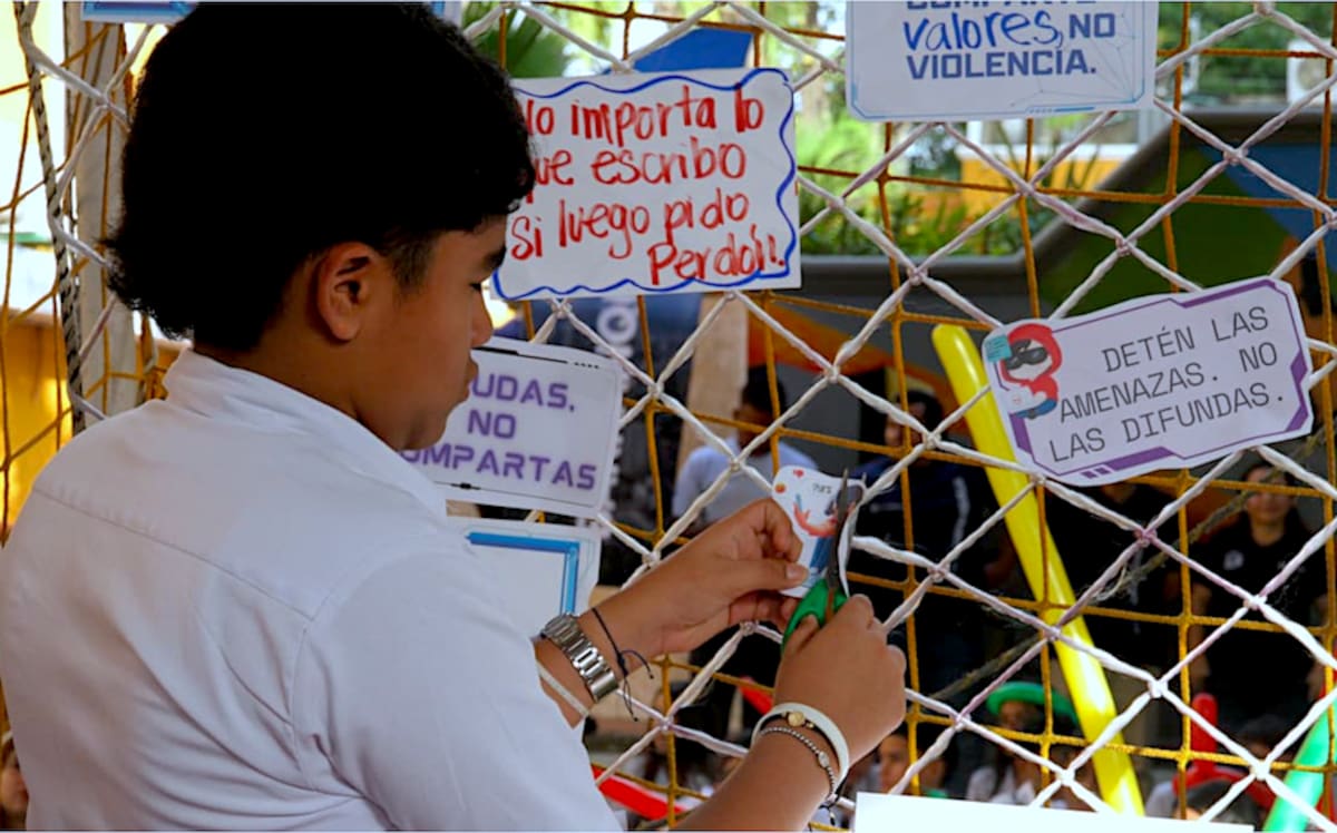 Los estudiantes también participaron de la iniciativa del Distrito de promocionar la campaña 'Corta la Red', estrategia para promover la sana convivencia escolar y frenar la desinformación.//Cortesía Alcaldía de Barranquilla.