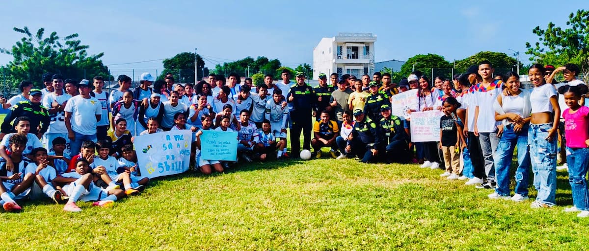 Jóvenes de distintos municipios del Atlántico participan en el “Mundialito por la Paz”, una estrategia impulsada por la Policía. // FOTO: SUMINISTRADA POR POLICÍA DE ATLÁNTICO.