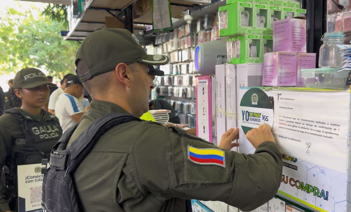 Miembros del Gaula de la Policía Metropolitana entregan instrucciones a los comerciantes y centro de Barranquilla cómo prevenir ser víctimas de la extorsión digital.// Cortesía Policía Mebar.