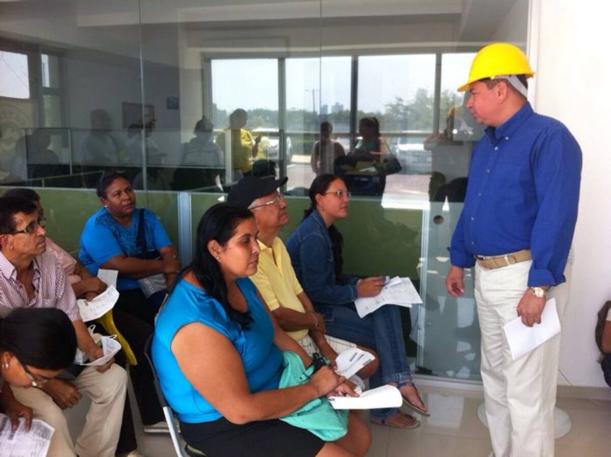 Carlos Granadillo, secretario de Hacienda y alcalde encargado, lideró la campaña de incentivos, ayer en la oficina de Impuestos Distritales, en el Edificio Inteligente de Chambacú. Cortesía