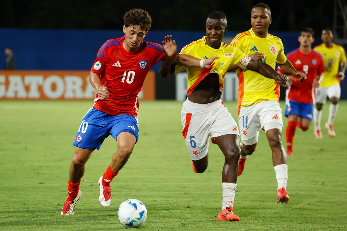 Cristian Camilo Orozco (d) de Colombia disputa un balón con Zidane Yáñez de Chile este jueves, en un partido de fase de grupos del Campeonato Sudamericano Sub-17 ente las selecciones de Colombia y Chile en el estadio Jaraguay de Montería (Colombia). //EFE