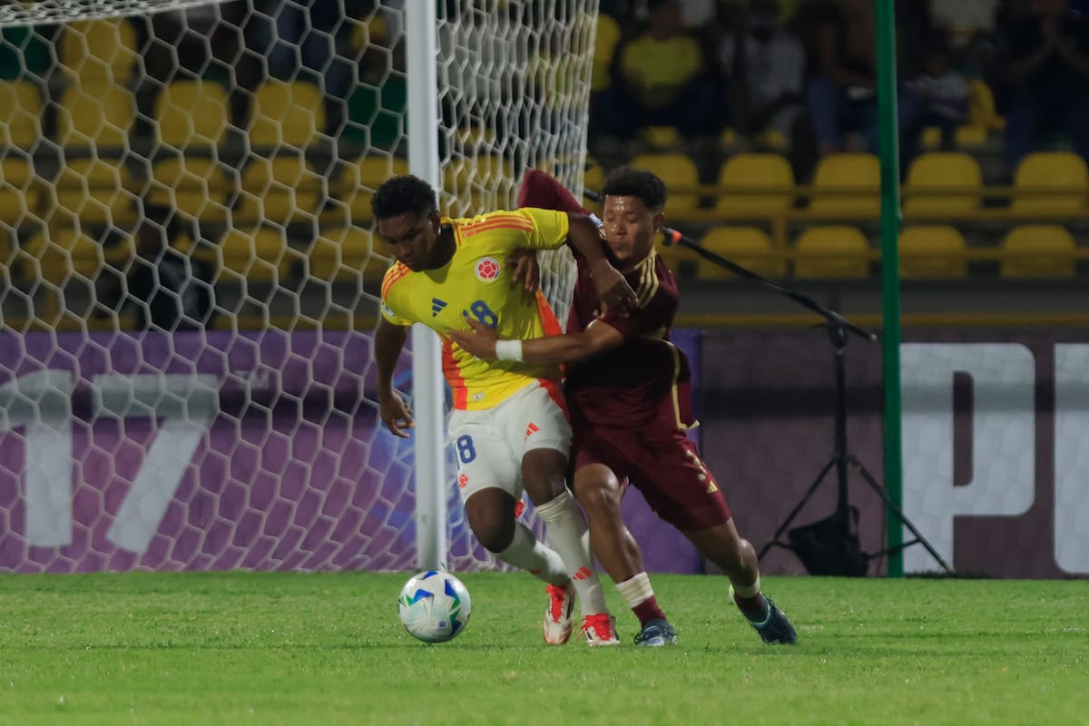 Miguel Ángel Agámez (i) de Colombia disputa un balón con Eider José Barrios de Venezuela. //EFE