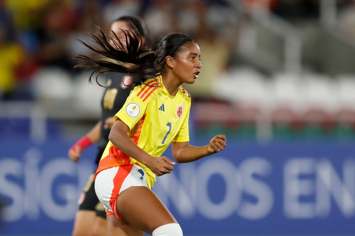 María Alejandra Baldovino de Colombia celebra un gol en un partido de la ronda final del Campeonato Suramericano Femenino Sub-17 entre las selecciones de Colombia y Perú. //EFE