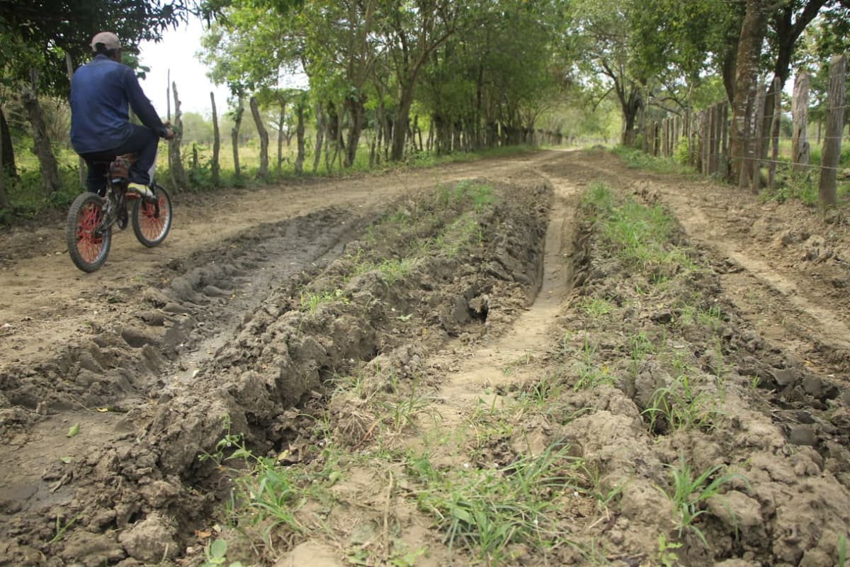 Campesinos denuncian mal estado de vía rural en el norte de Bolívar. // Foto: Julio Castaño Beltrán - El Universal