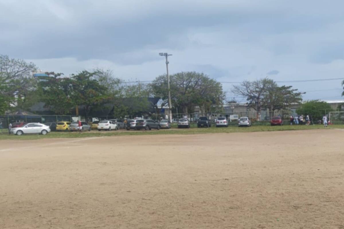 Campo de Crespo convertido en parqueadero: JAC denuncia problemas de movilidad