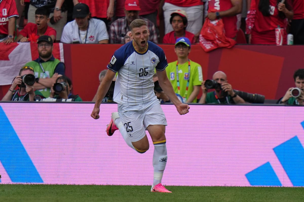 Jovo Lukic, de Bosnia, celebra tras marcar el primer gol durante el partido de fútbol del Grupo B de la Copa del Mundo entre Canadá y Bosnia en Toronto. //Foto, AP: Stephanie Scarbroug