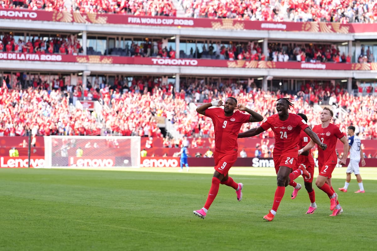 El canadiense Cyle Larin (9) le dio el primer punto a Canadá en el Mundial y en su historia en las competiciones con el gol ante Bosnia y Herzegovina en el primer partido del Grupo B. //Foto, AP: Sam Balkansky