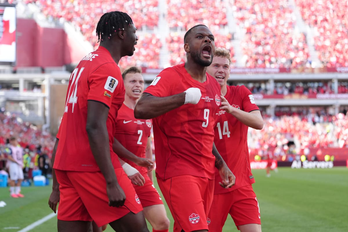 Cyle Larin (9), de Canadá, celebra con sus compañeros después de marcar el primer gol de su equipo en el partido contra Bosnia y Herzegovina. //Foto, AP: Sam Balkansky