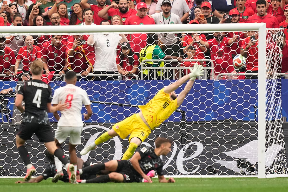 El marroquí Azzedine Ounahi (8) marcó dos goles a Canadá para dar la victoria a su selección en los octavos de final. //Foto, AP: Ashley Landis