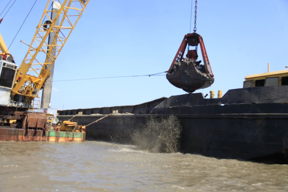 El proyecto concesionado del Canal del Dique ha removido más de 2,5 millones de metros cúbicos de sedimentos a lo largo del corredor fluvial. // Foto: Óscar Díaz.