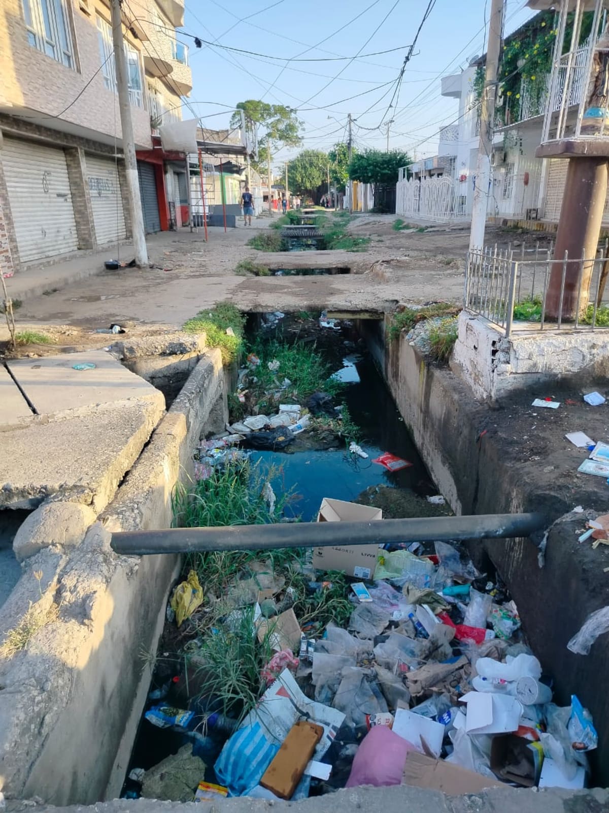 Canal lleno de basura en el sector 11 de noviembre del barrio Olaya Herrera. // Foto: cortesía