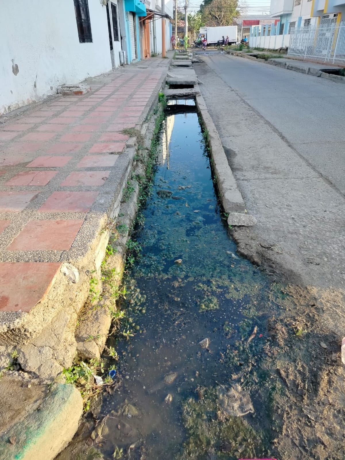 Vecinos del sector 11 de noviembre de Olaya piden intervención de canales. // Foto: cortesía