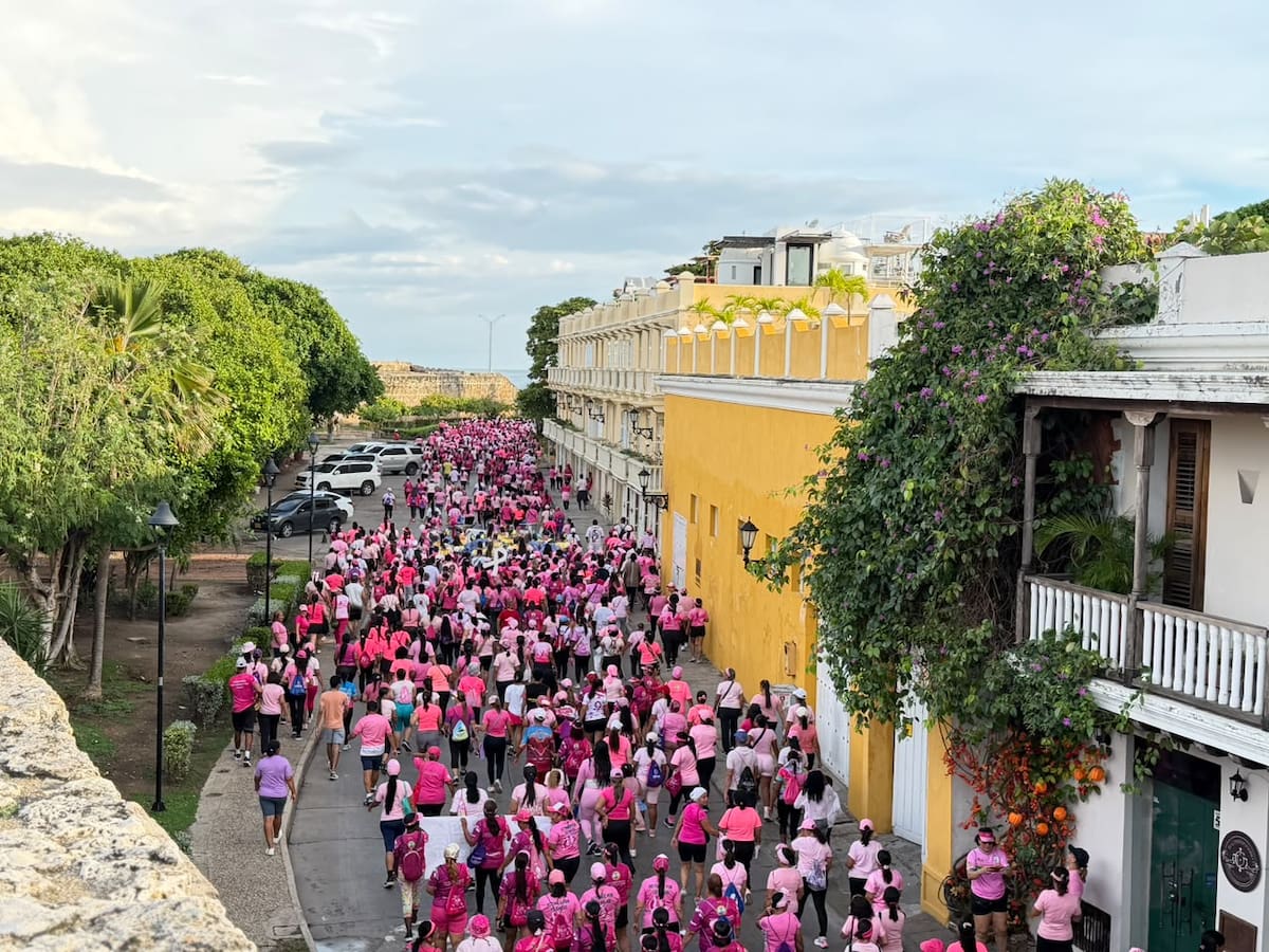 Los más de cinco mil asistentes caminaron en honor a los sobrevivientes y personas que han padecido esta enfermedad // Cortesía: Alcaldía de Cartagena.