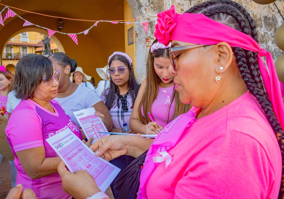 Las autoridades refuerzan las actividades de prevención del cáncer de mama. // Cortesía
