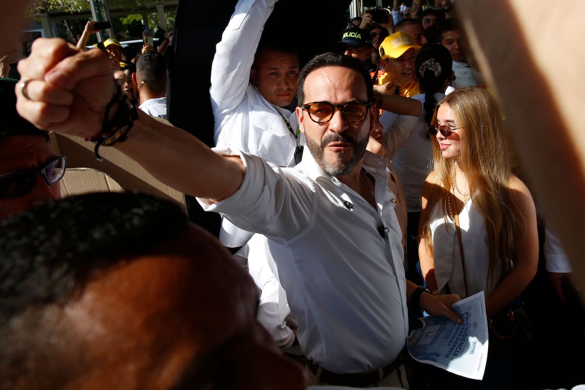 El candidato presidencial del movimiento Defensores de la Patria, Abelardo de la Espriella, vota este domingo en Barranquilla (Colombia). De la Espriella, que en las encuestas de intención de voto aparece en segundo lugar, acudió a votar al colegio La Enseñanza rodeado de una nube de guardaespaldas y seguidores que coreaban "sí se puede, sí se puede", y antes de depositar su papeleta levantó los puños en señal de fuerza. EFE/ Ernesto Guzmán Jr.