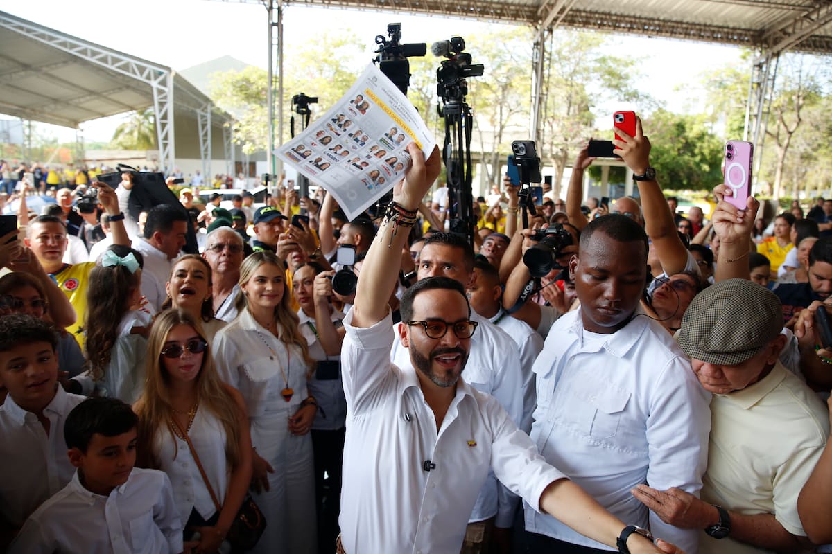 . BARRANQUILLA (COLOMBIA), 31/05/2026.- El candidato presidencial del movimiento Defensores de la Patria, Abelardo de la Espriella, vota este domingo en Barranquilla (Colombia). De la Espriella, que en las encuestas de intención de voto aparece en segundo lugar, acudió a votar al colegio La Enseñanza rodeado de una nube de guardaespaldas y seguidores que coreaban "sí se puede, sí se puede", y antes de depositar su papeleta levantó los puños en señal de fuerza. EFE/ Ernesto Guzmán Jr.