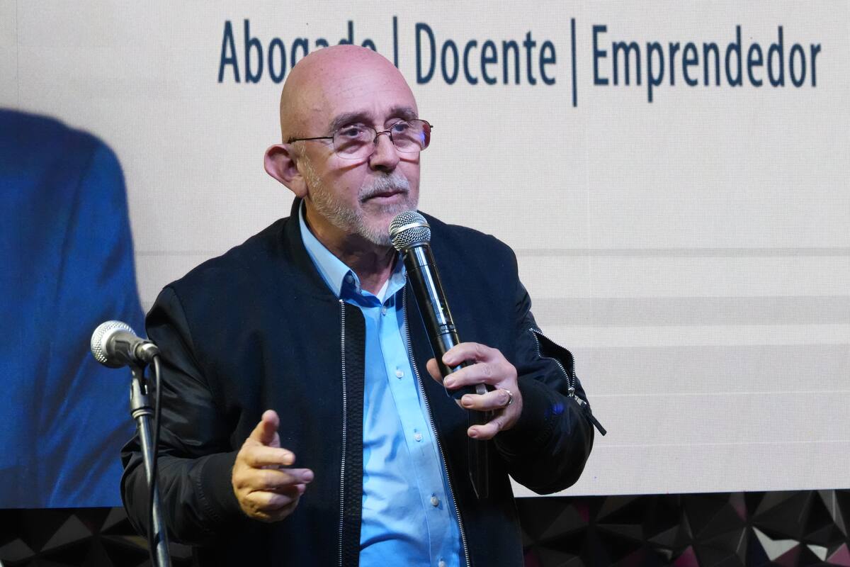 El Comisionado de Weston City, Fabio Andrade, habla durante un evento este miércoles, en Miami (Estados Unidos). // Foto: EFE/ Alberto Boal.