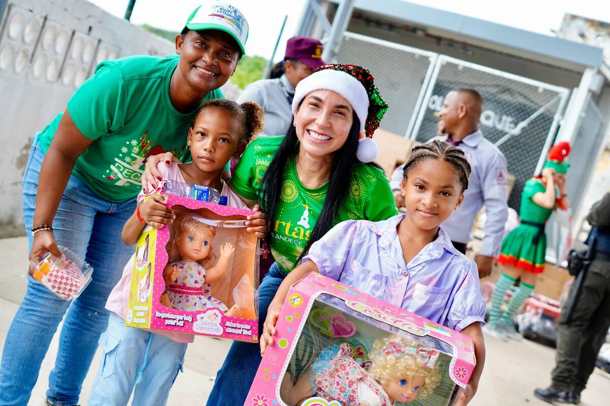 Niños de Caño del Oro disfrutan la Navidad. // Cortesía.