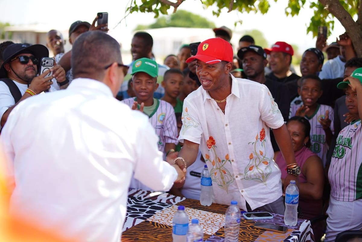 Alcalde Dumek Turbay en encuentro con los habitantes para la socialización de proyectos. // Foto: cortesía - Alcaldía de Cartagena.
