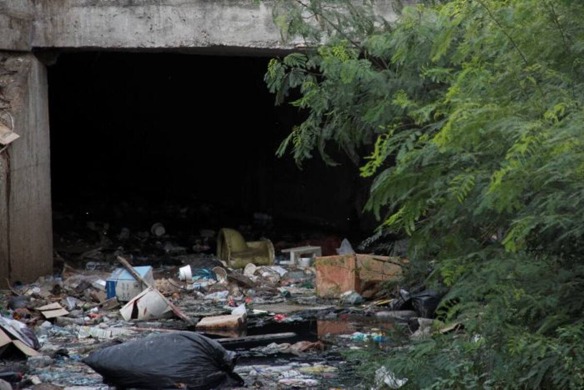 De toda clase de desperdicios han tirado los residentes de Amberes y los transeúntes que pasan por este caño ubicado cerca del CAI de María Auxiliadora. DANIELA BUELVAS - EL UNIVERSAL